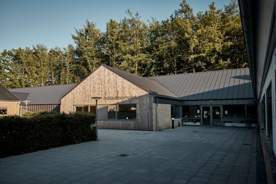 Sanierung der Skørpinger Schule mit Stahlprofilen, Skørpinger Schule, Himmerlandsvej 59, 9520 Skørping, Dänemark